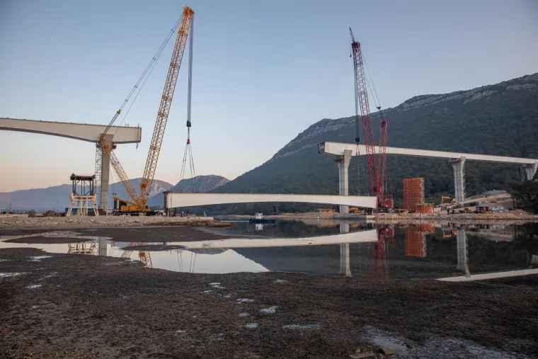 Konačno spojena najvažnija dionica na pristupnim cestama Pelje&scaron;kog mosta - most Ston