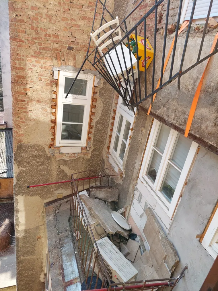 Ovo je balkon u Zagrebu koji se uru&scaron;io: Mu&scaron;karac je ostao visjeti na ogradi, a žena je propala s betonom