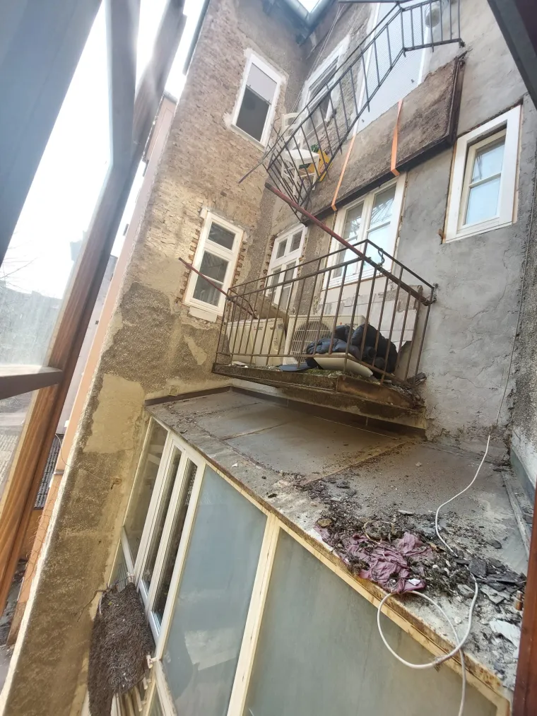 Ovo je balkon u Zagrebu koji se uru&scaron;io: Mu&scaron;karac je ostao visjeti na ogradi, a žena je propala s betonom