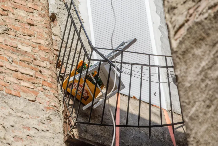 Ovo je balkon u Zagrebu koji se uru&scaron;io: Mu&scaron;karac je ostao visjeti na ogradi, a žena je propala s betonom
