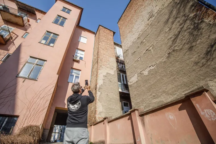 Ovo je balkon u Zagrebu koji se uru&scaron;io: Mu&scaron;karac je ostao visjeti na ogradi, a žena je propala s betonom