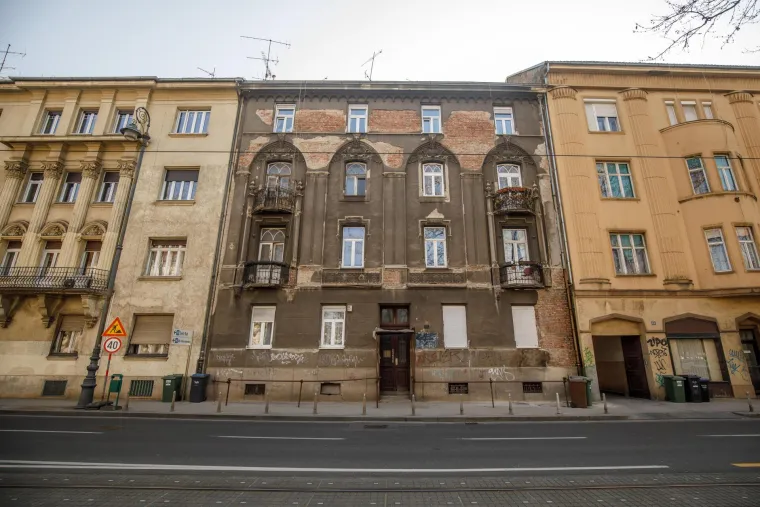 Ovo je balkon u Zagrebu koji se uru&scaron;io: Mu&scaron;karac je ostao visjeti na ogradi, a žena je propala s betonom