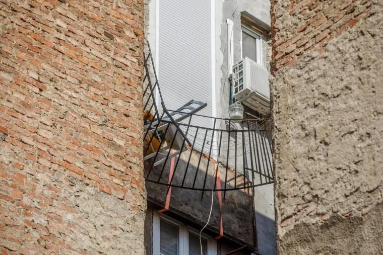 Ovo je balkon u Zagrebu koji se uru&scaron;io: Mu&scaron;karac je ostao visjeti na ogradi, a žena je propala s betonom
