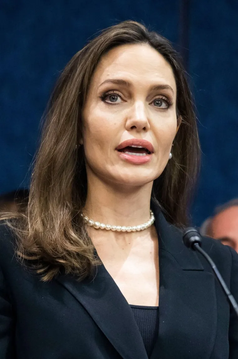 Osim što je jedna od najpoznatijih holivudskih zvijezda, Angelina Jolie je puno više od obične glumice. Uspješna je filmska redateljica, poznata po svom humanitarnom radu, a hvale je i kao sjajnu šeficu. Prema Krisann Morel, koja je radila za Jolie kao dadilja, Angie je prijateljski nastrojena i otvorena. Glumica voli razgovarati sa svojim zaposlenicima o stvarima koje nisu striktno vezane uz posao, zbog čega se osjećaju ugodno i opušteno.