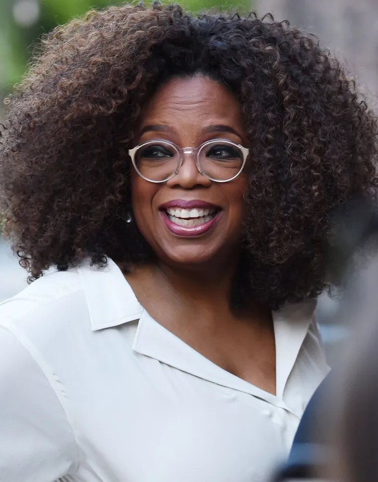 Najplaćenija TV zvijezda Oprah Winfrey poznata je po svojoj velikodušnosti. Još 80-ih godina, kada gotovo nitko nije pričao o jednakoj plaći među zaposlenicima, Oprah je stupila u štrajk kako bi natjerala svoje producente na povišicu. Kada je emiter to odbio, ona je svojim zaposlenicima isplatila poticaje iz svog džepa. Oprah je pristupačna i ljubazna te joj je uistinu stalo do svojih zaposlenika. Možete očekivati ​​da zna kako se zovete i da će vas pitati kako vam stoje stvari u privatnom životu. Ne štedi kako bi svoju ekipu odvela na zasluženi odmor na egzotične destinacije, poput Havaja ili na krstarenje Mediteranom.