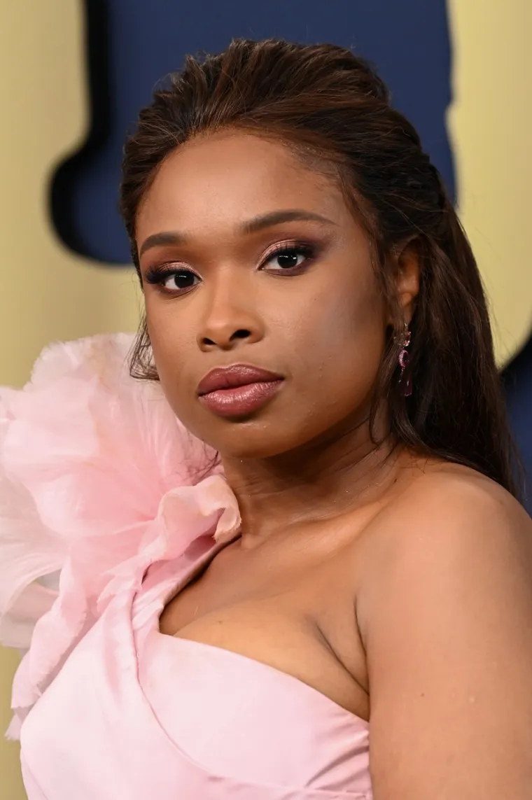 Tvrtke obično daruju male darove na Božić svojim zaposlenicima, ali Jennifer Hudson je učinila mnogo više. Oscarom nagrađena glumica kupila je svom asistentu Walteru Williamsu kuću kao božićni dar. Iako su prijatelji iz djetinjstva i njihova veza nadilazi posao, to je ipak jedan od najvelikodušnijih darova koje možete dobiti od nekoga. Hudson je dokazala da je definitivno šefica koju bi svatko volio imati.