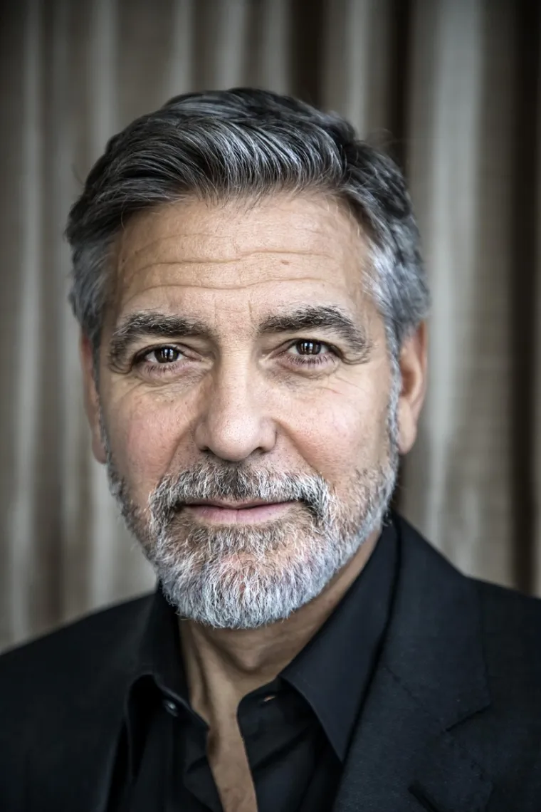 George Clooney jednom je 14 svojih starih prijatelja dao po milijun dolara: &apos;&apos;Spavao sam na njihovim kaučima kad sam bio švorc. Posudili su mi novac kad sam bio švorc. Pomagali su mi kad mi je trebala pomoć tijekom godina. I godinama sam im pomagao.&apos;&apos; Jednako je ljubazan prema svom osoblju. Sagradio je kuću na vlastitom posjedu za svoju dugogodišnju osobnu asistenticu Angelu. Kad je tek počela raditi za njega, George je pokazao svoju velikodušnost kupivši joj kamion.