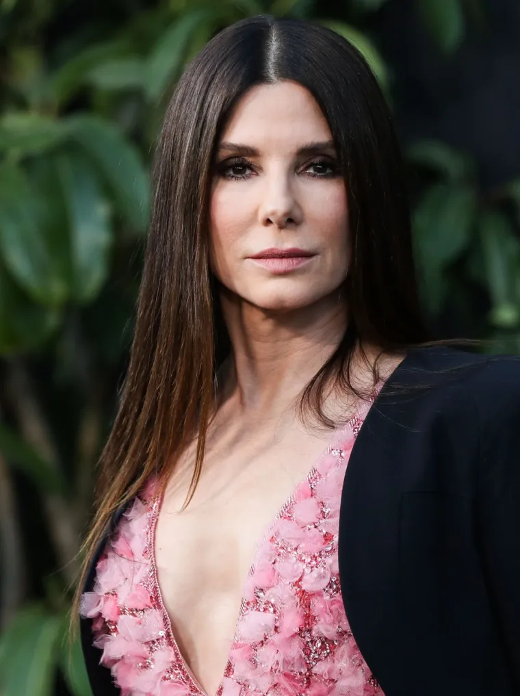 Oscarom nagrađena glumica Sandra Bullock cijenjena je zbog nevjerojatne velikodušnosti. Prema nekim izvorima, ona &quot;nikada ne zaboravlja podijeliti bonuse&quot; svom osoblju. “Jednom je dala 10.000 dolara na kraju godine nekolicini odabranih zaposlenika.” 