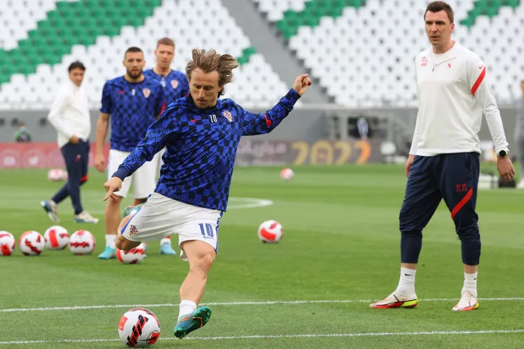 Pogledajte kako su se Vatreni zagrijavali za Slovence: Modrić bombardirao, a na terenu im se pridružila i legenda