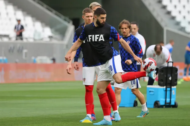 Pogledajte kako su se Vatreni zagrijavali za Slovence: Modrić bombardirao, a na terenu im se pridružila i legenda