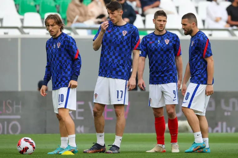 Pogledajte kako su se Vatreni zagrijavali za Slovence: Modrić bombardirao, a na terenu im se pridružila i legenda