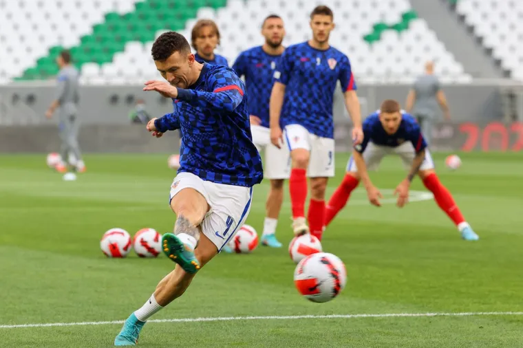Pogledajte kako su se Vatreni zagrijavali za Slovence: Modrić bombardirao, a na terenu im se pridružila i legenda