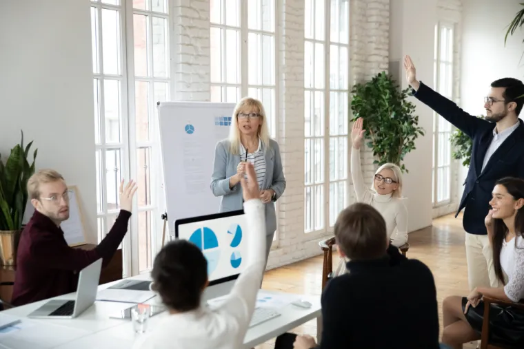 4. "Stalno me prekidaju, čak i ako sam voditelj ili govornik. I druge žene se prekidaju, ali mu&scaron;karcima se to radi vrlo rijetko. Par puta sam u situaciji kada bi mu&scaron;karci prekidali žene u govoru uskočila i rekla: "&Scaron;to je htjela reći?", ali bi se druge žene toliko posramila da bi odmahnule kako bi ja onda ispala kuč.."