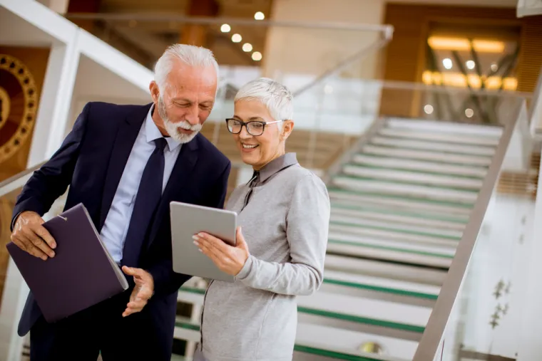 6. "Pustila sam kosu da posijedi. Imam 47 godina. Kosa mi je bila tako nezdrava od farbanja. Duga je, lijepa i sijeda,  ali sada sam ignorirana. Razlika je u načinu na koji me se tretira tako o&scaron;tro, a ni&scaron;ta drugo se kod mene nije promijenilo. Sijede mu&scaron;karce istih godina se smatra uglednima, dok se mene ne smatra uglednom. To me je... ljuti."
