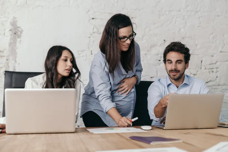 12. "Roditeljstvo. Kad sam saznala da sam trudna, svi su počeli tražiti zamjenu, iako sam se vraćala. To se nije dogodilo kada su moji mu&scaron;ki kolege najavili da im je žena trudna. Također bih dodala da se treba čvrsto držati vlastitih odluka. Sa ženama se smatra da je te&scaron;ko raditi, dok se za mu&scaron;karce to smatra izvrsnim."
