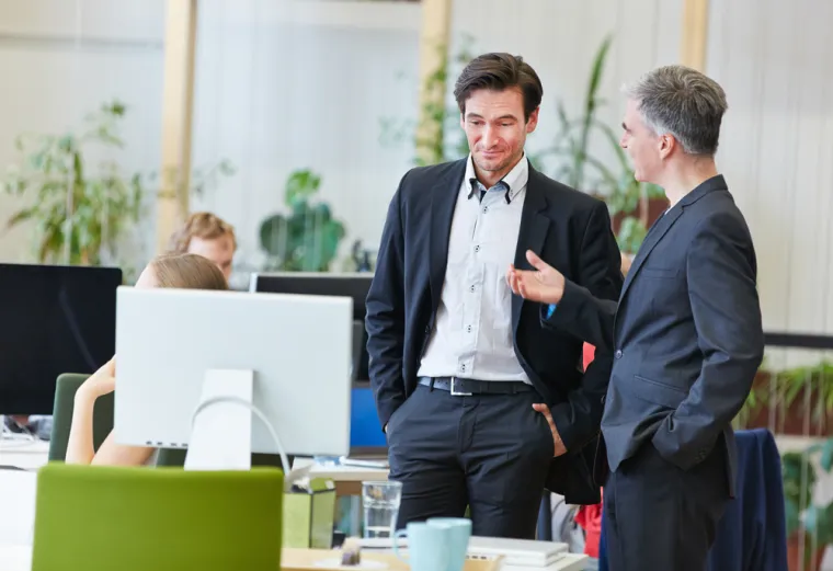 16. "Biti dru&scaron;tveni. Mu&scaron;karci čavrljaju na poslu, dok žene, međutim, očito ogovaraju ili su jednostavno previ&scaron;e dru&scaron;tvene. Trenutno radim na mjestu gdje se iznad nekoliko ženskih stolova nalaze natpisi da su 'glave dolje' i da ih ne uznemiravam. U međuvremenu, mu&scaron;karci sjede uokolo i pričaju o svom posljednjem treningu u teretani ili o tome &scaron;to su radili tijekom vikenda."