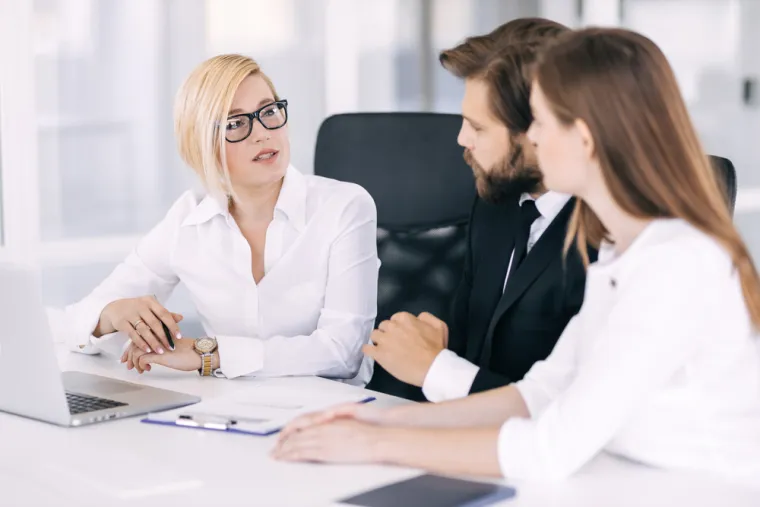 17. "Mene druge žene nazivaju agresivnom i govore mi da pazim na svoj ton u profesionalnom okruženju jer bih mogla biti ljubaznija. Ženo, ovdje je u igri 2 milijuna dolara. Radi svoj posao ispravno."