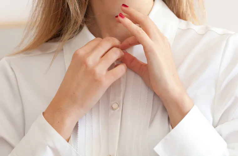 18. "Standardi odijevanja za žene u priručniku za zaposlenike: osam stranica, označenih slikama o kosi, &scaron;minci, odjeći, cipelama, nakitu, držanju i rukama. Standardi njegovanja za mu&scaron;karce: pola odlomka koji kaže: 'Izgledajte dobro njegovano.' "