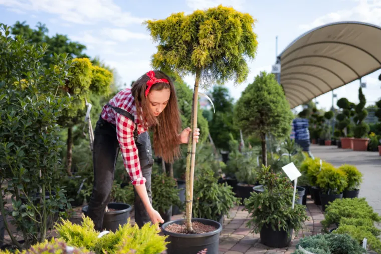 20. "Radim u vrtnom centru u maloprodajnoj trgovini. Gotovo svaki put kada idem utovariti neke te&scaron;ke predmete, dobijem uvijek ista pitanja: 'Za&scaron;to to ne radi mu&scaron;karac?' 'Za&scaron;to tjeraju djevojku na dizanje tereta?' 'Pusti me da to učinim; djevojka to ne bi trebala podizati.' Naravno, maloljetnicima koji ondje rade i jedva ne&scaron;to podignu, ne kažu ni riječi."