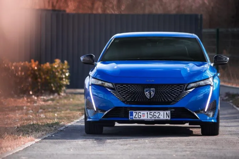 Ovaj automobil u ožujku 2022. godine stigao je i na hrvatsko tržište, a u snažnom i privlačnom dizajnu vozila novi PEUGEOT 308 krasi snažan i privlačan dizajn s odlikama visoke klase, u kojem se ističe novi logotip marke. Općenita optimizacija strukture donijela je više prostora i ističe dinamičnost i identitet vozila. Tehnološki gledano, opremljen je najmodernijim sustavima za pomoć u vožnji. Novi PEUGEOT i-Cockpit dodatno je razvijen i sada sadrži i-Connect Advanced, intuitivan, povezan i napredan multimedijski sustav.