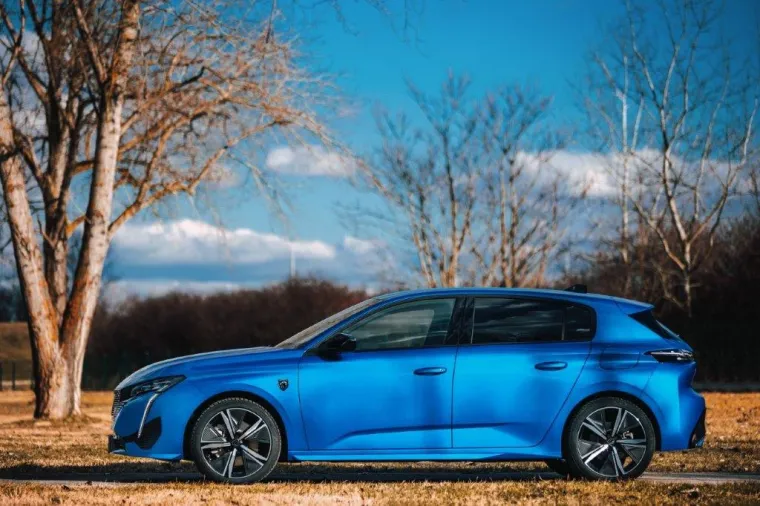 Kako bi se ispunili ciljevi u pogledu aerodinamičke učinkovitosti, za novi PEUGEOT 308 nije se radilo na stavu i izražajnosti na vanjskom dijelu, već su se promjene radile ispod kože. Uložen je veliki trud u pogledu optimizacije strukture karoserije. Karoserija PEUGEOT 308 maksimalno prianja uz arhitekturu vozila, što je posebno vidljivo na blatobranima koji su snažno izbočeni. Bok vozila jednostavan je i gladak, a prednji i stražnji blatobrani pravokutnog oblika i oštrih linija daju mu snažan karakter. Dizajn se oslanja na prepoznatljive elemente Marke kroz povijest, a istodobno daje dojam dinamičnosti koja je rezultat rada na oblikovanju siluete.
