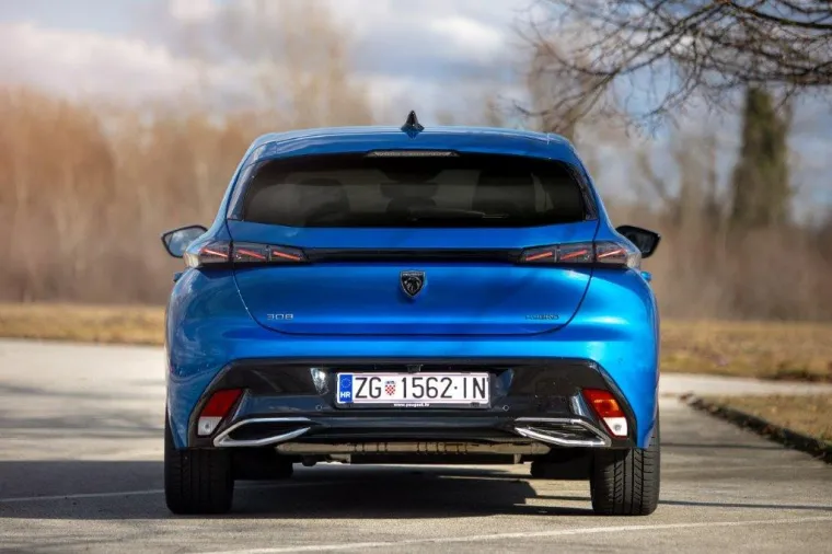 Stražnji dio strateški je oblikovan za postizanje boljih aerodinamičkih performansi uzevši u obzir optimalne točke prolaska na testu u zračnom tunelu. Stoga je karakteristična linija koja prelazi stražnjim dijelom vozila usklađena s tom optimalnom aerodinamikom, baš kao i završna linija na vrhu krova zbog koje je novi PEUGEOT 308 dobio karakterističan dugi spojler.