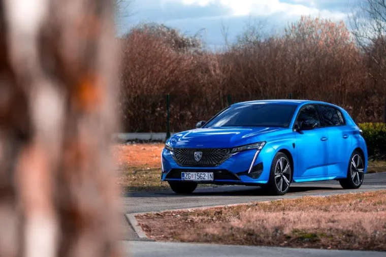 Krasi ga i novi logo marke PEUGEOT dodatno istaknut na prednjoj masci koja mu je u potpunosti prilagođena. Senzor za sustave za pomoć u vožnji predstavlja evoluciju u tehnološkom i dizajnerskom smislu. Skriven je iza logotipa dok je registarska pločica pomaknuta je na donji dio prednjeg dijela vozila.