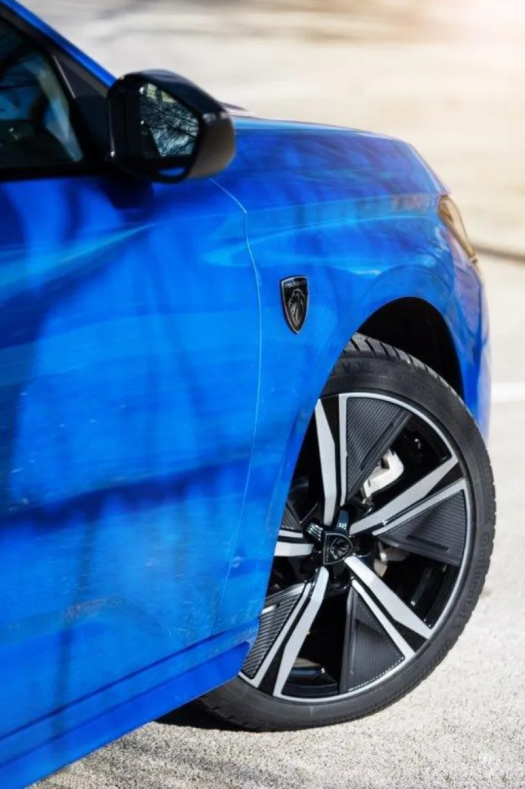 Razvijen je na modularnoj platformi EMP2 (Efficient Modular Platform), spremnoj za ugradnju različitih vrsta pogonskih motora, &scaron;to omogućuje uvođenje cijele game s električnim motorima, uključujući 100 % električnu izvedbu u ovom segmentu. Već od samog pu&scaron;tanja u prodaju dostupne su dvije izvedbe punjivih hibridnih motora.