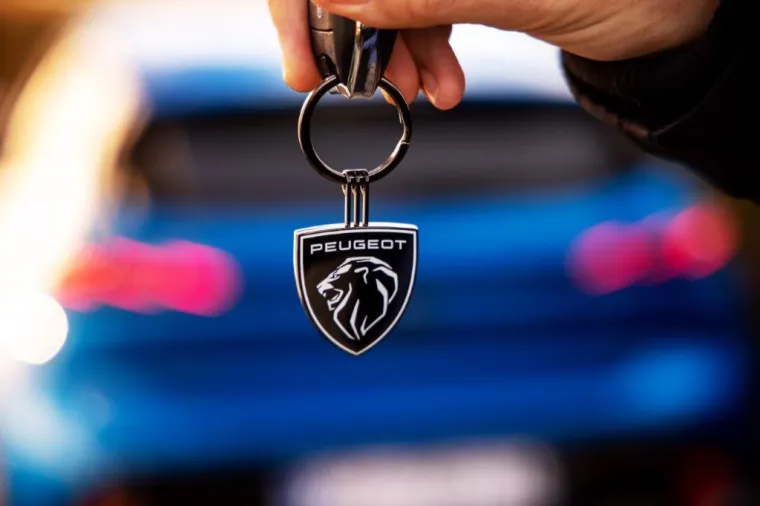 Kako bi se smanjile vibracije, čvrstoća karoserije pobolj&scaron;ana je povezivanjem strukturnih elemenata. Novi PEUGEOT 308 vi&scaron;e nego ikad dosad ističe užitak u vožnji zahvaljujući vrhunskim voznim svojstvima, iznimnoj udobnosti vožnje, istinskom zadovoljstvu u vožnji i savr&scaron;enoj okretnosti za gradske vožnje s krugom okretanja između pločnika od 10,5 m.