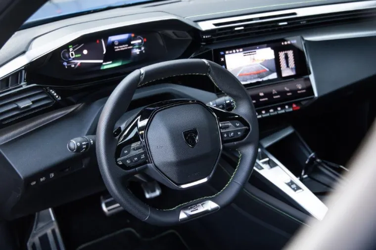 PEUGEOT i-Cockpit&reg; sastavni je dio identiteta Marke. Sa svakom se generacijom dodatno obogaćuje i modernizira. Za novi PEUGEOT 308 doživio je evoluciju u pogledu ergonomije, kvalitete, dizajna i tehnologije uz svoj potpuno novi multimedijski sustav koji se naziva PEUGEOT i-Connect&reg;. Novi kompaktni upravljač može prepoznati drži li vozač ruke na upravljaču dok se koristi novim sustavima za pomoć u vožnji. Upravljač je ergonomski, grijan (u opciji na Allure i u seriji na GT) i na njemu su sve komande za radio, multimediju, telefon te sustave za pomoć u vožnji.

