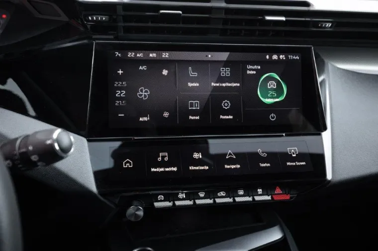 Dizajn sredi&scaron;nje konzole odražava kompaktnost novog klima-uređaja koji zauzima manje prostora. Sve se komande u vezi s dinamičkim svojstvima vozila nalaze na dohvat desne ruke vozača: novi selektor za odabir načina rada laganim dodirom  (Reverse, Neutral, Drive) i dvije tipke (Parking i Manual) za 8-stupanjski automatski mjenjač odnosno selektor za odabir načina vožnje (Electric, Hybrid, Eco, Normal i Sport), ovisno o odabranom motoru.