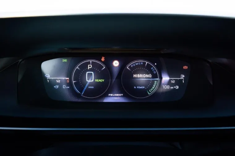 Novi multimedijski sustav nudi svima, ovisno o njihovim željama i potrebama, najbolje iz svijeta pametnih telefona i najbolje iz automobilskog svijeta. Sustav je ergonomičan i prilagođen svakodnevnoj upotrebi, a svaki vozač (može biti najvi&scaron;e 3 profila) može odrediti i pohraniti svoje postavke za prikaz, osvjetljenje i ostalo. Funkcija Mirror Screen, zrcaljenja sada je bežična i moguće je povezati dva telefona putem Bluetootha u isto vrijeme.