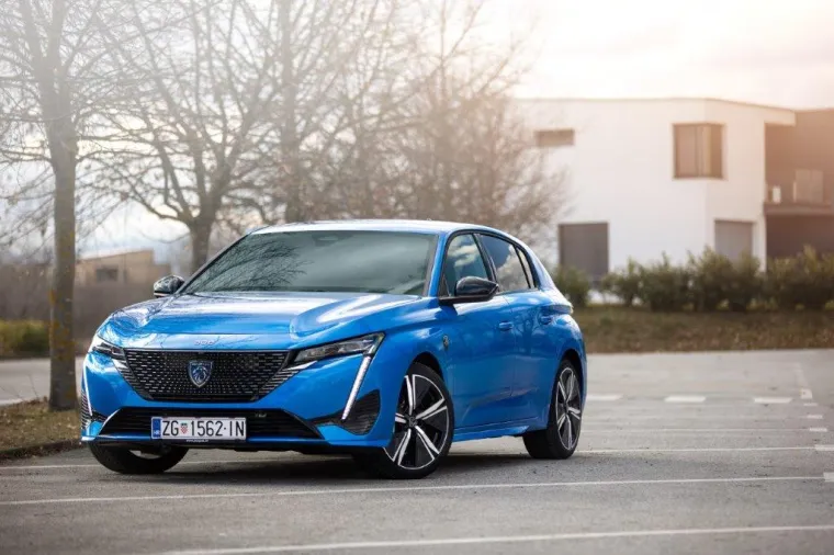 Novi PEUGEOT 308 dostupan je s dva punjiva hibridna motora kao prepoznatljive ikone načela "Power of Choice": HYBRID 225 e-EAT8  (kombinacija motora PureTech od 180 KS (132 kW) i električnog motora od 81 kW povezanih s mjenjačem e-EAT8, do 59 km dosega u 100 % električnoj vožnji) i HYBRID 180 e-EAT8 (kombinacija motora PureTech od 150 KS (110 kW) i električnog motora od 81 kW povezanih s mjenjačem e-EAT8, do 60 km dosega u 100 % električnoj vožnji).
