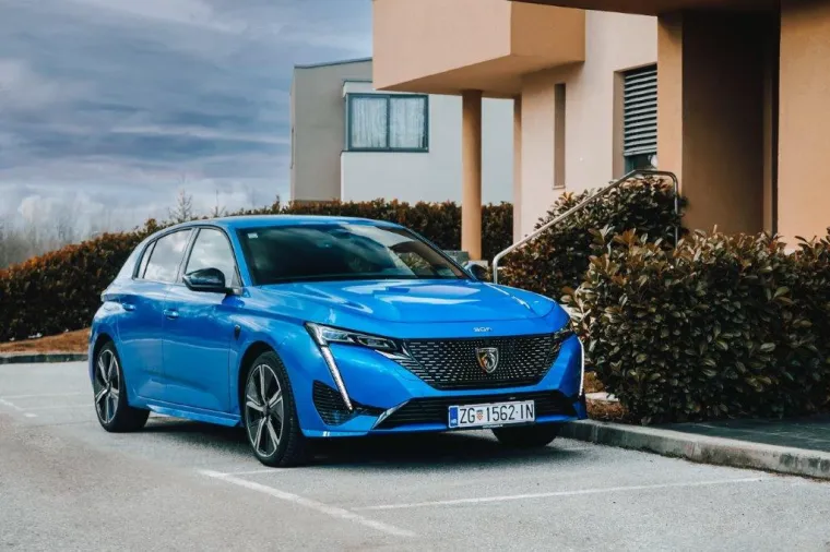 Dostupan je i s motorima s unutarnjim izgaranjem: benzinski trocilindarski 1,2-litreni motori (PureTech 110 S&amp;S sa 6-stupanjskim ručnim mjenjačem, PureTech 130 S&amp;S sa 6-stupanjskim ručnim mjenjačem, PureTech 130 S&amp;S s automatskim mjenjačem EAT8) te dizelski četverocilindarski 1,5-litreni motori (BlueHDi 130 S&amp;S sa 6-stupanjskim ručnim mjenjačem i BlueHDi 130 S&amp;S s automatskim mjenjačem EAT8).
