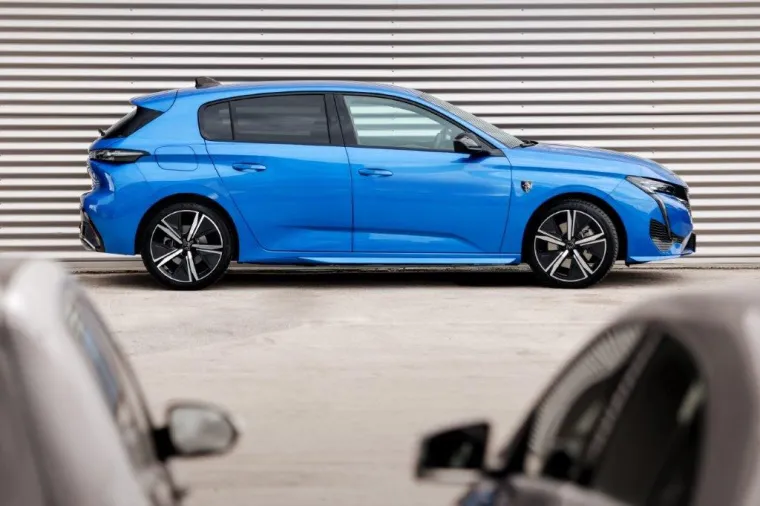 Obujam prtljažnika iznosi 412 litara uz 28 litara u pretincima ispod poda. S preklopljenim naslonima stražnjih sjedala obujam može doseći 1323 litre.