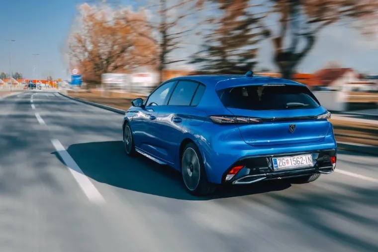 Novi PEUGEOT 308 dostupan je u 7 boja: metalik zelena Olivine (nova boja), Perla plava Vertigo, Perla crvena Elixir, Perla bijela Nacr&eacute;, Pastelna bijela Banquise, Metalik siva Artense te Metalik crna Perla Nera
