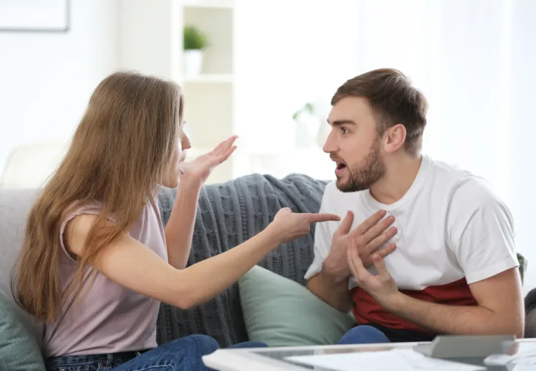 4. Opće izjave i generalizacije: Otrovni narcisi nisu uvijek intelektualni umovi, mnogi od njih su intelektualno lijeni. Umjesto da odvoje vrijeme za pažljivo razmatranje drugačije perspektive, oni generaliziraju sve što kažete, dajući opće izjave koje ne priznaju nijanse u vašem argumentu ili uzimaju u obzir višestruke perspektive kojima ste odali počast. Još bolje, zašto vam ne staviti etiketu koja potpuno odbacuje vašu perspektivu? Generalizacije i opće izjave poništavaju iskustva koja se ne uklapaju u nepodržane pretpostavke, sheme i stereotipe društva; također se koriste za održavanje statusa quo. Ovaj oblik digresije preuveličava jednu perspektivu do točke u kojoj pitanje socijalne pravde može postati potpuno zamagljeno. Na primjer, optužbe za silovanje protiv poznatih osoba često se susreću s podsjetnikom da postoje lažna izvješća o silovanju. Iako se oni događaju, oni su rijetki, a u ovom slučaju radnje jedne osobe postaju označene kao ponašanje većine, dok samo izvješće ostaje neriješeno. Ove svakodnevne mikroagresije također se događaju i u toksičnim vezama. Ako narcisoidnom zlostavljaču kažete da je njegovo ponašanje neprihvatljivo, na primjer, on će često napraviti opće generalizacije o vašoj preosjetljivosti ili će napraviti generalizaciju kao što je: &quot;Nikad nisi zadovoljan&quot; ili &quot;Uvijek si preosjetljiv&quot;, a ne rješavanje stvarnih problema. Moguće je da ste ponekad preosjetljivi, ali također je moguće da je i zlostavljač neosjetljiv i okrutan većinu vremena.
Držite se svoje istine i oduprite se generalizirajućim izjavama shvaćajući da su one zapravo oblici crno-bijelog nelogičnog razmišljanja. Toksični ljudi koji daju potpune izjave ne predstavljaju puno iskustva, oni predstavljaju svoja ograničena iskustava i prenapuhan osjećaj vlastitog sebe.

