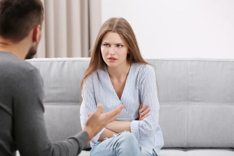 5. Namjerno pogrešno predstavljanje svojih misli i osjećaja do apsurda: U rukama zloćudnog narcisa ili sociopata, vaša različita mišljenja, legitimne emocije i proživljena iskustva pretvaraju se u mane karaktera i dokaze vaše iracionalnosti. Narcisi pletu velike priče kako bi preoblikovali ono što zapravo govorite kao način da vaša mišljenja izgledaju apsurdno ili odvratno. Recimo da spominjete činjenicu da niste zadovoljni načinom na koji otrovni prijatelj razgovara s vama. Kao odgovor, on ili ona vam mogu staviti riječi u usta, govoreći: &quot;Oh, znači sada si savršen?&quot; ili &quot;Znači, ja sam loša osoba, ha&quot;, kada niste učinili ništa osim izrazili svoje osjećaje. To im omogućuje da ponište vaše pravo na razmišljanje i emocije o njihovom neprikladnom ponašanju i ulijeva vam osjećaj krivnje kada pokušavate uspostaviti granice. Ovo je također popularan oblik kognitivnog izobličenja koji je poznat kao &quot;čitanje misli&quot;. Toksični ljudi često pretpostavljaju da znaju što mislite i osjećate. Oni kronično donose prebrzo zaključke na temelju vlastitih misli, umjesto da se povuku kako bi svjesno procijenili situaciju. Djeluju u skladu s time na temelju vlastitih zabluda i ne ispričavaju se za štetu koju uzrokuju. Poznati po tome što vam stavljaju riječi u usta, prikazuju vas kao da imate namjeru ili čudno stajalište koje niste posjedovali. Optužuju vas da ih smatrate otrovnima čak i prije nego što ste dobili priliku prozvati ih zbog njihovog ponašanja, a to također služi kao oblik preventivne obrane.
Jednostavna izjava: “Nikad to nisam rekao” i odlazak ako vas osoba nastavi optuživati da radite ili govorite nešto što niste učinili, može pomoći u postavljanju čvrste granice u ovoj vrsti interakcije. Sve dok otrovna osoba može prebaciti krivnju i odstupiti od vlastitog ponašanja, uspjeli su vas uvjeriti da biste se trebali “sramiti” što im dajete bilo kakvu realističnu povratnu informaciju.
