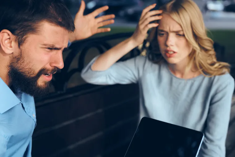 6. Prigovaranje i pomicanje granica: Razlika između konstruktivne i destruktivne kritike je prisutnost osobnog napada i nemogućih standarda. Ovi takozvani "kritičari" često vam ne žele pomoći da se pobolj&scaron;ate, oni samo žele prigovarati, povući vas i žrtveno janje na bilo koji način. Uvredljivi narcisi i sociopati koriste logičku zabludu poznatu kao "pomicanje golova" kako bi osigurali da imaju sve razloge kako bi bili trajno nezadovoljni vama. To je kada, čak i nakon &scaron;to ste im dali sve dokaze na svijetu kako bi potvrdili svoj argument ili poduzeli radnju kako biste ispunili njihov zahtjev, oni od vas postavljaju nova očekivanja ili zahtijevaju vi&scaron;e dokaza.
Imate li uspje&scaron;nu karijeru? Narcis će tada početi razmi&scaron;ljati za&scaron;to jo&scaron; niste multimilijuna&scaron;. Jeste li već ispunili njihovu potrebu da im se pretjerano udovolji? Sada je vrijeme da im dokažete da možete biti neovisni. Ciljevi će se stalno mijenjati i možda čak neće biti povezani jedni s drugim; nemaju nikakvu drugu svrhu osim natjerati vas da se natječete za narcisoidno odobrenje i potvrdu. Podižući sve veća očekivanja svaki put ili ih potpuno mijenjajući, vrlo manipulativni i toksični ljudi mogu vam usaditi sveobuhvatni osjećaj nedostojnosti i da se nikada ne osjećate sasvim dovoljnima. Ukazivanjem na jednu nebitnu činjenicu ili jednu stvar koju ste pogrije&scaron;ili i razvijajući hiperfokus na to, narcisi se mogu odvratiti od va&scaron;ih prednosti i mogu vas umjesto toga povući u opsjednutost bilo kakvim nedostacima ili slabostima. U stanju su natjerati vas da razmi&scaron;ljate o njihovim sljedećim očekivanjima koja ćete morati ispuniti sve dok se na kraju ne vratite unatrag poku&scaron;avajući ispuniti svaku njihovu potrebu, samo kako biste shvatili da to nije promijenilo užasan način na koji su se pona&scaron;ali prema vama.
Nemojte biti uvučeni u prigovaranje i mijenjanje golova, ako netko odluči ponavljati nebitnu točku iznova i iznova do točke u kojoj ne priznaje posao koji ste učinili da potvrdite svoju poantu ili da ga zadovoljite, njegov motiv nije taj kako bi vas bolje razumio. On to radi kako bi vas dodatno isprovocirao da se osjećate kao da se morate stalno dokazivati. Znajte da ste dovoljni i da se ne morate tjerati da se na neki način stalno osjećate manjkavim ili nedostojnim.
