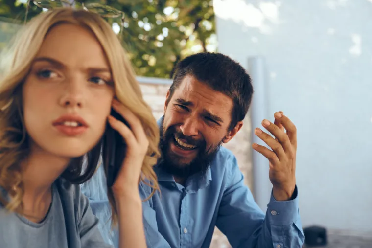 7. Promjena teme kako bi se izbjegla odgovornost: Ova vrsta taktike se zove "&Scaron;to je sa mnom?" sindrom. To je doslovna digresija od stvarne teme koja djeluje na preusmjeravanje pozornosti na potpuno drugo pitanje. Narcisi ne žele da budete na jednoj temi te da ih smatrate odgovornima za bilo &scaron;to pa će preusmjeriti rasprave u svoju korist. Žalite se na njihovo zanemarivanje u roditeljstvu? Oni će ukazati na pogre&scaron;ku koju ste počinili prije sedam godina. Ova vrsta skretanja nema ograničenja u pogledu vremena ili sadržaja, a često počinje rečenicom poput "&Scaron;to je s vremenom kada...". Na makro razini, ova skretanja djeluju na zavr&scaron;avanje rasprava koje osporavaju status quo. Raspravu o pravima homoseksualaca, na primjer, može brzo izbaciti iz kolosijeka netko tko postavi jo&scaron; jedno pitanje socijalne pravde samo kako bi odvratio ljude od glavnog argumenta.
Kako napominje Tara Moss, autorica knjige Speaking Out: A 21st Century Handbook for Women and Girls, potrebna je specifičnost kako bi se problemi rije&scaron;ili i rije&scaron;ili na odgovarajući način, to ne znači da pitanja koja se iznose nisu bitna, to samo znači da određeno vrijeme i mjesto možda nisu najbolji kontekst za raspravu o njima.
Nemojte skrenuti s kolosijeka, ako vam netko zasmeta, možete vježbati ono &scaron;to se naziva metodom "pokvarene ploče" i nastaviti iznositi činjenice bez da se predate njihovim ometanjima. Preusmjerite njihovo preusmjeravanje govoreći: &bdquo;Ne govorim o tome. Ostanimo usredotočeni na pravi problem.&rdquo; Ako nisu zainteresirani, odvojite se i utro&scaron;ite svoju energiju na ne&scaron;to konstruktivnije, na primjer da ne vodite raspravu s nekime tko ima mentalnu dob malog djeteta.
