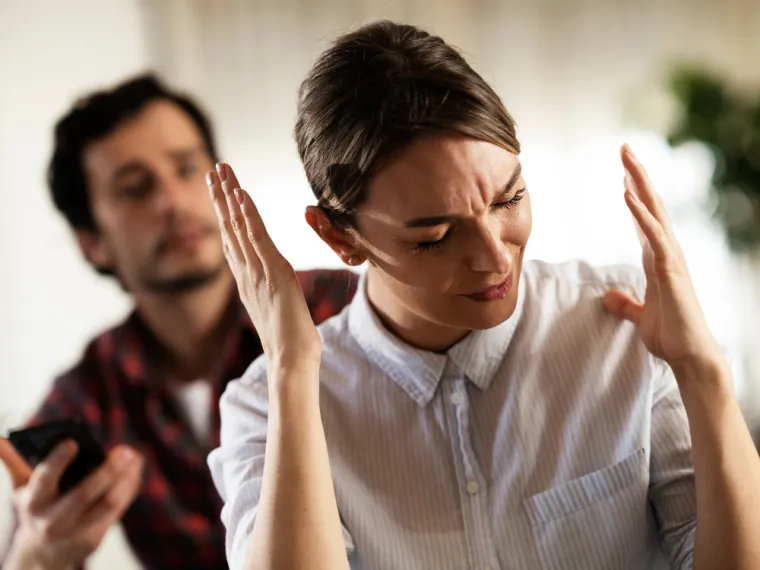 9. Prozivanje: Narcisi preventivno nerazmjerno odbacuju sve &scaron;to vide kao prijetnju svojoj superiornosti. U njihovom svijetu samo oni mogu biti u pravu i svatko tko se usudi reći drugačije stvara narcisoidnu ozljedu koja rezultira narcisoidnim bijesom. Kako tvrdi doktor medicine Mark Goulston, narcisoidni bijes ne proizlazi iz niskog samopo&scaron;tovanja, već zbog visokog osjećaja prava i lažnog osjećaja superiornosti. Najniži među nižima pribjegava narcističkom bijesu u obliku prozivanja kada ne mogu smisliti bolji način kako bi manipulirali va&scaron;im mi&scaron;ljenjem ili upravljali va&scaron;im emocijama. Prozivanje je brz i jednostavan način da vas se ponižava, degradira i vrijeđa va&scaron;a inteligencija, izgled ili pona&scaron;anje, a istovremeno poni&scaron;tava va&scaron;e pravo da budete posebna osoba s pravom na svoju perspektivu.
Prozivanje se također može koristiti za kritiziranje va&scaron;ih uvjerenja, mi&scaron;ljenja i uvida. Dobro istražena perspektiva ili informirano mi&scaron;ljenje odjednom postaje "blesavo" ili "idiotsko" u rukama zloćudnog narcisa ili sociopata koji se zbog toga osjeća ugroženim i ne može uvjerljivo pobiti argument. Umjesto da ciljaju va&scaron; argument, ciljaju vas kao osobu i nastoje potkopati va&scaron; kredibilitet i inteligenciju na bilo koji način na koji mogu. Važno je prekinuti svaku interakciju koja se sastoji od prozivanja i priopćiti da to nećete tolerirati. Nemojte to internalizirati: shvatite da pribjegavaju prozivanju jer im nedostaje metoda vi&scaron;e razine.
