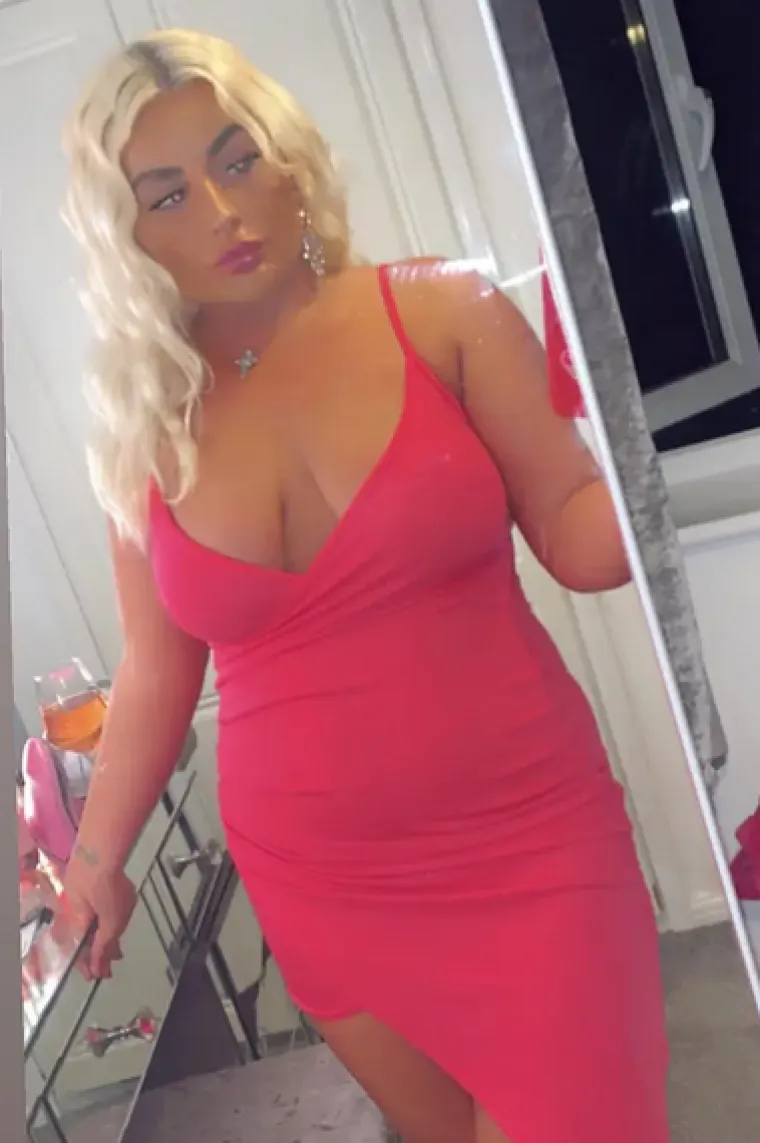 Policija Avona i Somerseta je potvrdila: "23-godi&scaron;nja žena optužena je za ubojstvo nakon &scaron;to je mu&scaron;karac umro u bolnici, zbog incidenta koji se dogodio u njihovoj obiteljskoj kući u Kingswoodu, South Gloucestershire, u petak navečer. Abigail White, iz Chipperfield Drivea, Kingswood , određen je pritvor kako bi se 28. ožujka pojavila pred Magistratskim sudom u Bristolu. Ona je optužena za ubojstvo 22-godi&scaron;njeg Bradleya Lewisa. Njegova je obitelj obavije&scaron;tena o ovom razvoju događaja u na&scaron;oj istrazi", rekli su iz policije za The Sun.