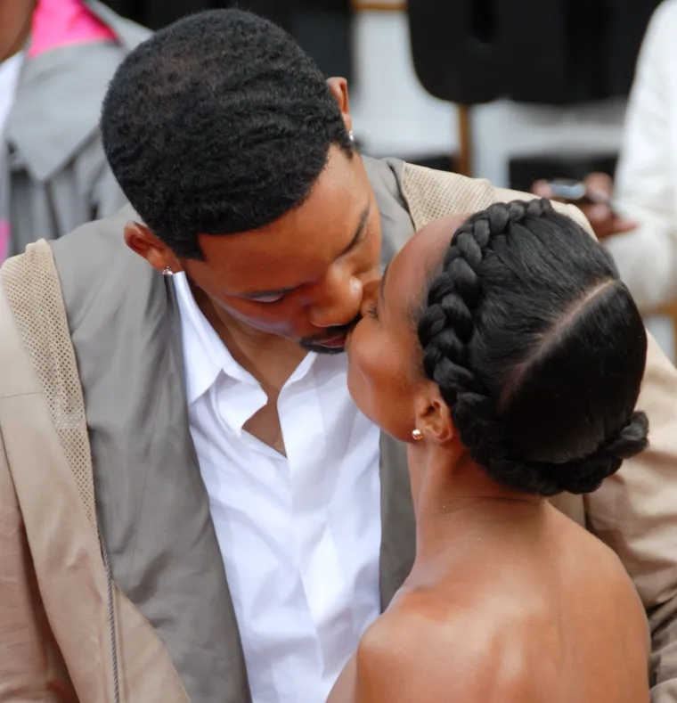 I nakon &scaron;to je iskreno progovorio o Jadeinom "petljanju" s Alsinom tijekom prekida njihova braka, Smith je podijelio dodatne detalje o njihovoj vezi, priznajući da glumica nije jedina koja se prepustila &scaron;aranju izvan braka. 