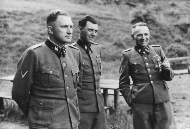 2. Mengeleovi eksperimenti: Možda najzloglasniji eksperimenti svih vremena bili su oni koje je proveo Josef Mengele, poznat i kao &quot;anđeo smrti&quot;, SS liječnik u Auschwitzu tijekom Holokausta. Mengele je u vlakovima logoraša tražio blizance na kojima je eksperimentirao, nadajući se da će dokazati svoje teorije o rasnoj nadmoći Arijevaca. Mnogi su u tom procesu umrli. Također je prikupio oči svojih mrtvih &quot;pacijenata&quot;, prema Memorijalnom muzeju holokausta SAD-a.
Nacisti su koristili zatvorenike za testiranje tretmana zaraznih bolesti i kemijskog ratovanja. Drugi su bili prisiljeni na niske temperature i niskotlačne komore za eksperimente u zrakoplovstvu. Nebrojeni zatvorenici podvrgnuti su eksperimentalnim postupcima sterilizacije. Jednoj ženi, Ruth Elias, grudi su vezali koncem kako bi SS liječnici proučavali koliko dugo treba novorođenoj bebi da umre od gladi. Na kraju je jedna sestra djetetu ubrizgala smrtonosnu dozu morfija kako ne bi dulje patilo.
Neki od liječnika odgovornih za te zločine kasnije su suđeni kao ratni zločinci, ali Mengele je pobjegao u Južnu Ameriku. Umro je u Brazilu 1979. od srčanog udara.
