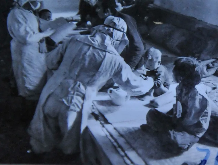 3. Japanska jedinica 731: Tijekom 1930-ih i 1940-ih, japanska je carska vojska provodila biološko ratovanje i medicinska testiranja na civilima, uglavnom u Kini, pod vodstvom generala Shiroa Ishiija, glavnog liječnika u Jedinici 731. Broj smrtnih slučajeva ovih brutalnih eksperimenata je nepoznat, ali čak 200.000 ih je možda umrlo, procjenjuje povjesničar Sheldon Harris prema izvješću New York Timesa iz 1995. godine.
Proučavane su brojne bolesti kako bi se utvrdila njihova potencijalna upotreba u ratovanju. Među njima su bile kuga, antraks, dizenterija, tifus, paratifus i kolera, prema radu dr. Roberta KD Petersona za Sveučilište Montana. Počinjena su brojna zlodjela, uključujući zarazu bunara kolerom i tifusom te širenje buha zaraženih kugom po kineskim gradovima.
Prema Petersonu, buhe su bačene u glinenim bombama na visinu od 200-300 metara i nisu ostavile nikakav trag. Zatvorenici su marširali po hladnom vremenu, a zatim su eksperimentirali kako bi se odredio najbolji tretman za ozebline.
Bivši pripadnici jedinice ispričali su medijima da su zatvorenici bili dozirani otrovnim plinom, stavljeni u tlačne komore dok im oči nisu iskočile, pa čak i secirane dok su živi i pri svijesti. Nakon rata, američka vlada pomogla je da eksperimenti ostanu tajni kao dio plana da Japan postane saveznik iz hladnog rata, navodi Times.
Tek kasnih 1990-ih Japan je prvi put priznao postojanje postrojbe, a tek 2018. su otkrivena imena tisuća pripadnika jedinice.
