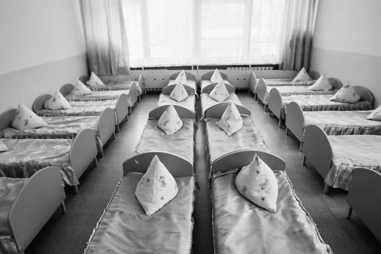 4. &apos;Monstruozna studija&apos; mucanja: Logopedi sa Sveučilišta Iowa 1939. pokušali su dokazati svoju teoriju da je mucanje naučeno ponašanje uzrokovano tjeskobom djeteta oko govora. Nažalost, način na koji su to odlučili je pokušati izazvati mucanje kod siročadi govoreći im da su osuđeni da počnu mucati u budućnosti.
Istraživači su sjeli s djecom u Domu za siročad vojnika i mornara u Ohiju i rekli im da pokazuju znakove mucanja i da ne smiju govoriti osim ako nisu sigurni da će govoriti ispravno. Eksperiment nije izazvao mucanje, ali je nekadašnju normalnu djecu učinio tjeskobnom, povučenom i šutljivom.
Budući studenti patologije Iowe nazvali su studiju &quot;Studija čudovišta&quot;, prema članku New York Timesa o istraživanju iz 2003. godine. Troje preživjele djece i nasljednici troje drugih na kraju su tužila Iowu i sveučilište. Godine 2007. Iowa se nagodila za ukupno 925.000 dolara.
