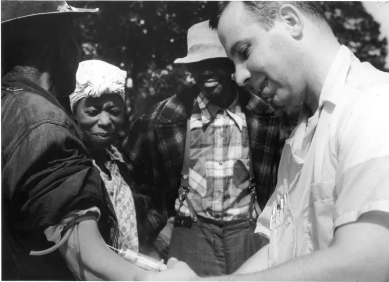 8. Tuskegee studija: Najpoznatiji propust u medicinskoj etici u Sjedinjenim Državama trajao je 40 godina. Godine 1932., prema Centrima za kontrolu i prevenciju bolesti, američka javna zdravstvena služba pokrenula je studiju o zdravstvenim učincima neliječenog sifilisa kod crnaca.
Istraživači su pratili napredovanje bolesti kod 399 crnaca u Alabami, a također su proučavali 201 zdravog muškarca, rekavši im da se liječe od &quot;loše krvi&quot;. Zapravo, muškarci nikada nisu dobili adekvatan tretman, čak ni 1947. godine kada je penicilin postao raširen lijek za sifilis. Tek kada je novinski članak iz 1972. izložio studiju javnosti, dužnosnici su ga zaustavili.
