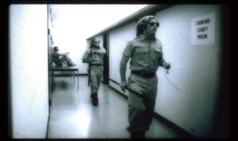 9. Stanfordski eksperiment:  Godine 1971. Philip Zimbardo, sada profesor emeritus psihologije na Sveučilištu Stanford, krenuo je testirati &quot;prirodu ljudske prirode&quot;, kako bi odgovorio na pitanja poput &quot;Što se događa kada dobre ljude stavite u zle situacije?&quot; Metoda kako je tražio odgovor nije bila nimalo etička. Osnovao je zatvor i platio studentima da glume čuvare i zatvorenike, koji su se neizbježno pretvarali u nasilne čuvare i histerične zatvorenike. Dvotjedni eksperiment je prekinut nakon samo šest dana jer su stvari brzo postale kaotične. &quot;U samo nekoliko dana naši su čuvari postali sadisti, a naši zatvorenici depresivni i pokazivali znakove ekstremnog stresa&quot;, izjavio je Zimbardo, prema Times Higher Educationu. Stražari su se, prilično od samog početka, užasno ponašali prema zatvorenicima, ponižavajući ih skidajući ih do gola i prskajući im tijela kemikalijama za čišćenje i općenito ih uznemiravajući, prema stranici Stanford Prison Experimenta.
Ispostavilo se da, prema izvješću na Mediumu, novinskoj publikaciji, u lipnju 2018. čuvari nisu sami postali agresivni - Zimbardo je poticao nasilno ponašanje - a neki su zatvorenici glumili svoje emocionalne slomove. Na primjer, Douglas Korpi, zatvorenik-dobrovoljac, rekao je da je lažirao slom kako bi ga prijevremeno pustili kako bi mogao učiti za ispit.
Unatoč tome, Stanfordski zatvorski eksperiment bio je temelj shvaćanja psihologa, pa čak i povjesničara o tome kako čak i zdravi ljudi mogu postati zli kada se stave u određene situacije, prema Američkom udruženju psihologa.

