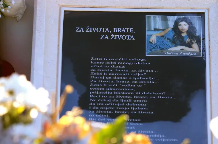 Iako je njezina veza s Dikanom često punila medijske stupce, o njihovom smo prekidu saznali sasvim slučajno.  Nažalost, dvije godine kasnije, njezin je mladi život tragično prekinut u Slavonskom Brodu, 23. listopada 2013. godine, u 32. godini života od teških ozljeda nakon prometne nesreće na dionici autoceste A3 kod Sredanaca. 