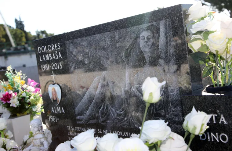 &quot;Nakon gotovo pet godina zajedničkog života i njezinog sklada sa mnom i s mojom kćerkicom, problemi nastaju kada njezina karijera počinje patiti zbog meni nesklonih medijskih lobija. I o tome ću dulje i pobliže u knjizi jer Dolores to zaslužuje! Težeći uspjehu i družeći se, nažalost, s nepoćudnim ljudima iz glumačkog svijeta, koji su je samo nastojali iskoristiti zbog njenih ljudskih slabosti, završila je onako nepravedno, kriminalno i tužno! Zaslužila je zaista mnogo više!&quot;, rekao je Radeljak za Jutarnji list. Na njezinom je grobu uklesano: “Ja sam neuništiv dio tebe satkan od niti koje vezuju, povezuju i obvezuju”. Kraj dirljivog natpisa je i njezina slika nastala prema fotografiji iz filma &quot;Vjerujem u anđele&quot;. U njemu je Dolores odigrala svoju zadnju ulogu.